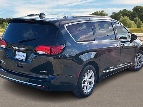 Used 2020 Chrysler Pacifica Limited image 11