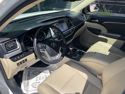 Used 2014 Toyota Highlander Limited w/ Driver Technology Package AWD/4WD image 18