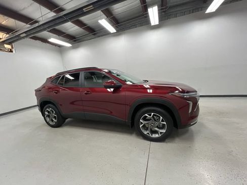 Certified 2024 Chevrolet Trax LT w/ Driver Confidence Package FWD image 9