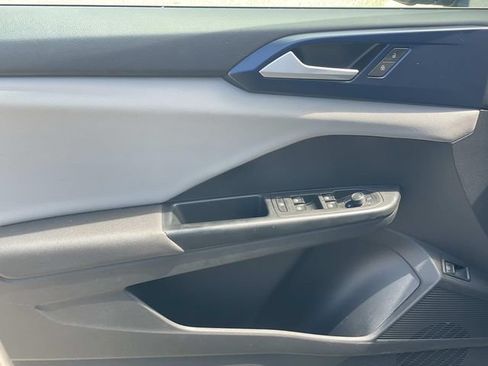 Certified 2022 Volkswagen Taos SE FWD image 18