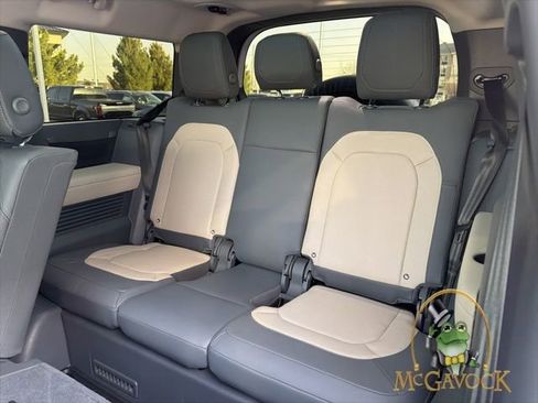 Used 2024 Land Rover Defender 130 X-Dynamic SE image 22