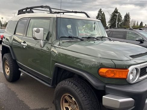 Used 2014 Toyota FJ Cruiser 4WD w/ Convenience Package image 2