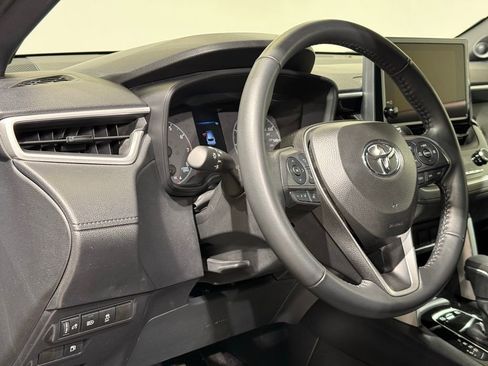 Used 2025 Toyota Corolla Cross AWD Hybrid w/ Moonroof Package image 17