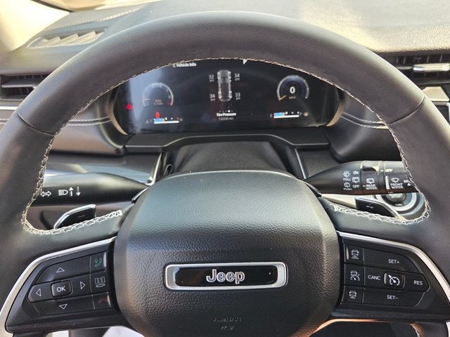 Used 2023 Jeep Grand Cherokee Laredo AWD/4WD image 22