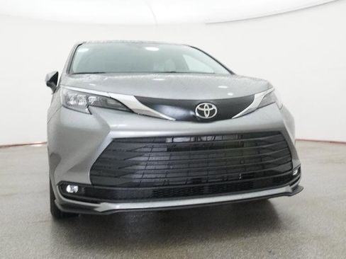 New 2026 Toyota Sienna XLE FWD image 19