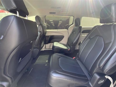 Used 2023 Chrysler Pacifica Touring-L image 11