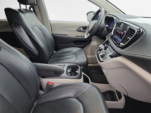 Used 2022 Chrysler Pacifica Touring-L w/ Uconnect Theater Family Group image 25
