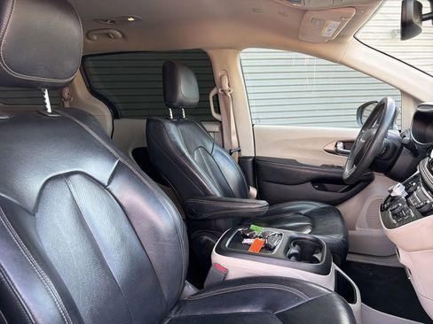 Used 2022 Chrysler Pacifica Touring-L FWD image 10
