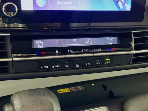 Used 2025 Toyota Sienna LE image 23