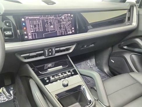 Used 2025 Porsche Cayenne w/ Premium Package image 43