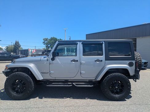 Used 2013 Jeep Wrangler Unlimited Sahara w/ Connectivity Group AWD/4WD image 9
