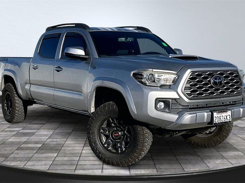 Used 2016 Toyota Tacoma TRD Sport image 2