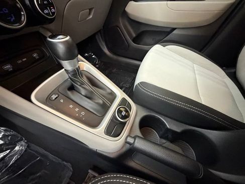 Used 2023 Hyundai Venue SEL FWD image 22