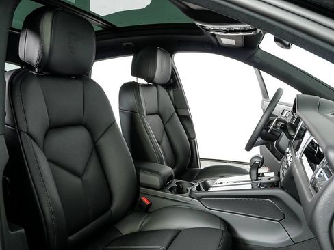Used 2026 Porsche Macan AWD/4WD image 24