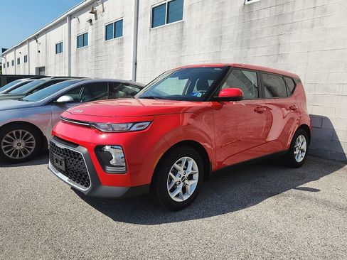Used 2022 Kia Soul LX w/ Technology Package FWD image 3