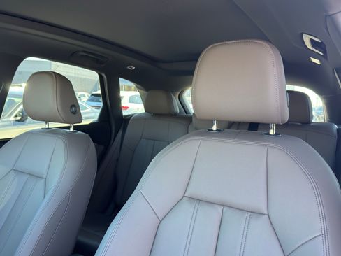 Used 2025 Audi Q5 Premium w/ Convenience Package image 11