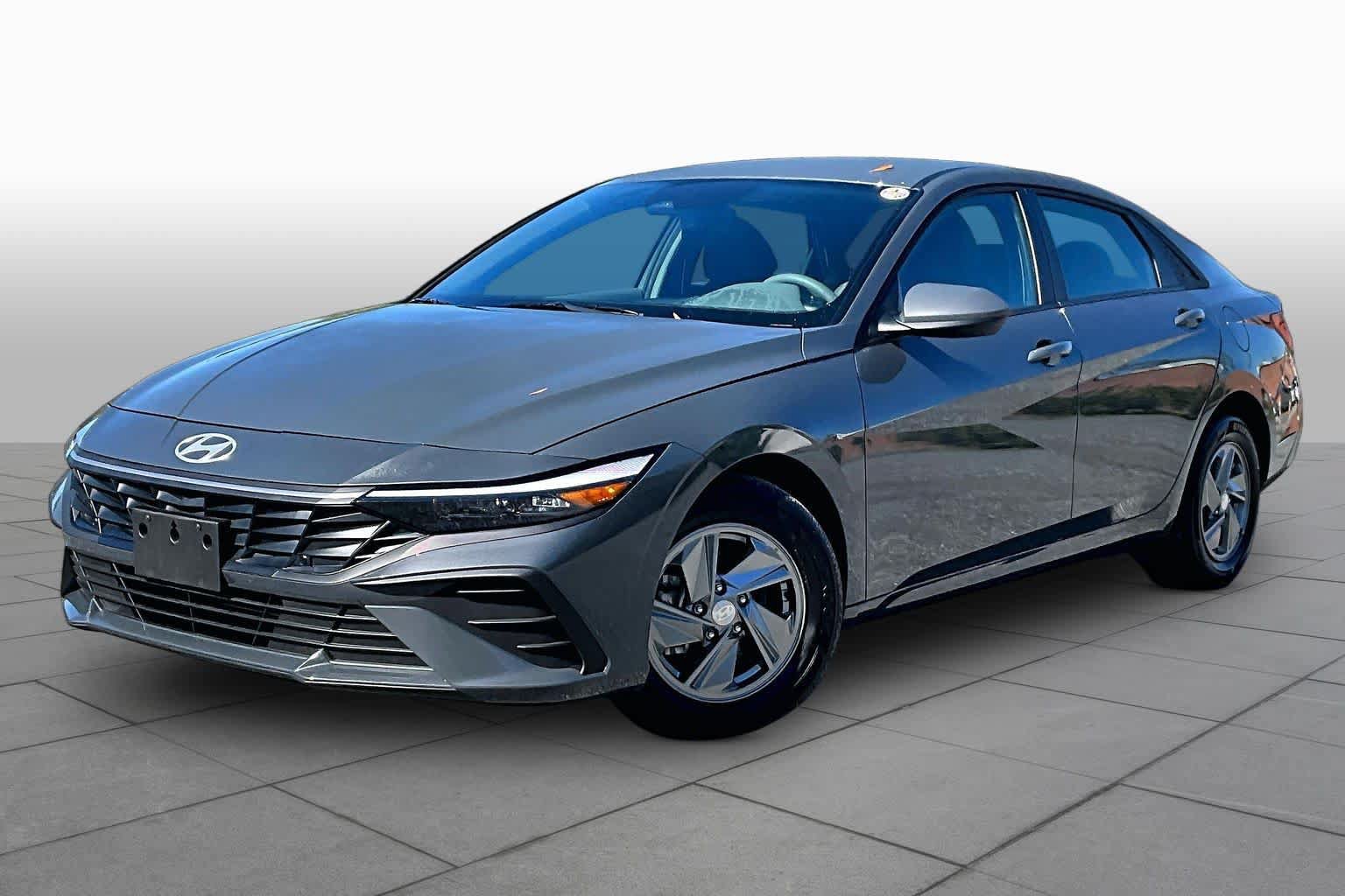 Used 2026 Hyundai Elantra SE FWD image 1