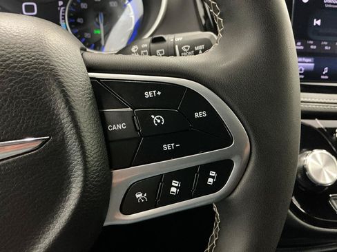 Used 2025 Chrysler Pacifica Select FWD image 25
