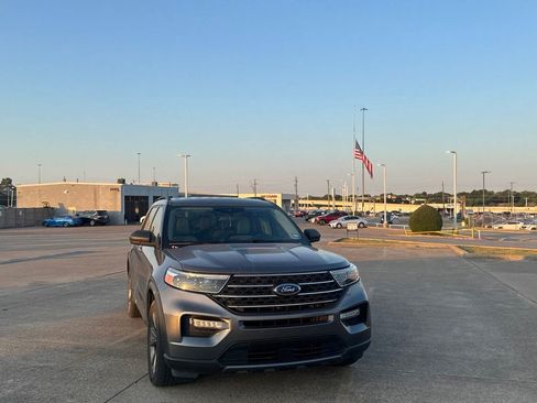 Used 2021 Ford Explorer XLT w/ Equipment Group 202A RWD image 4