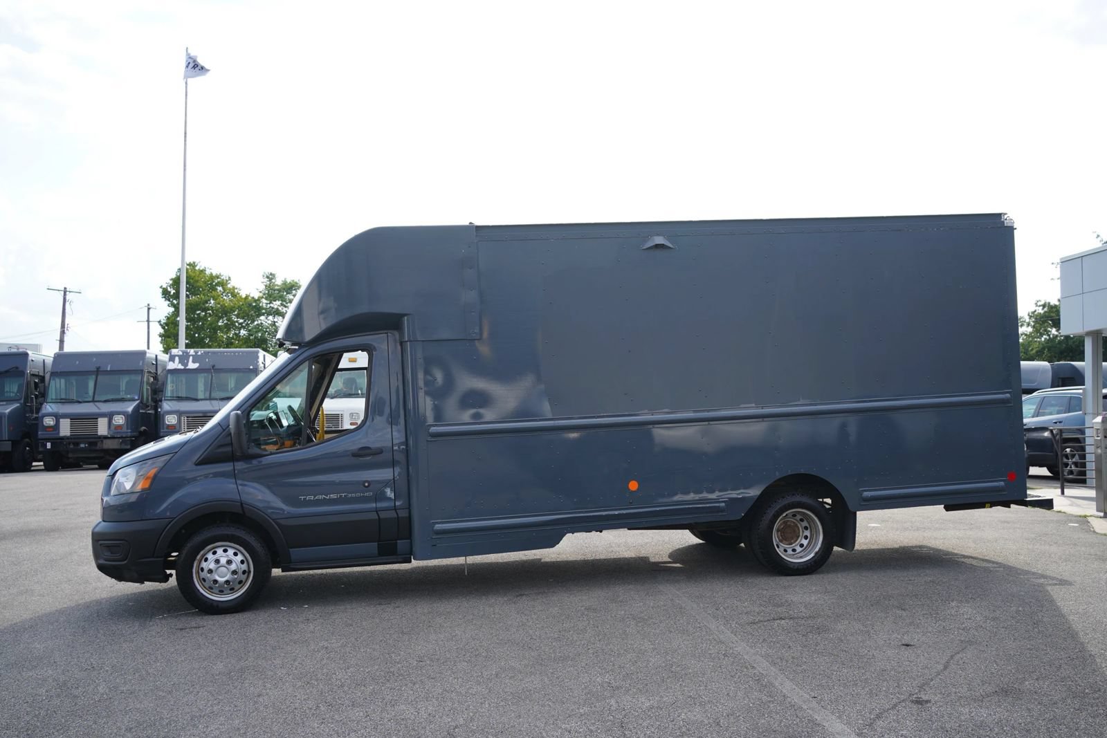 Used 2021 Ford Transit 350 DRW RWD image 4