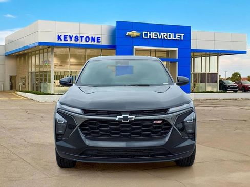Used 2025 Chevrolet Trax RS w/ Sunroof Package FWD image 2