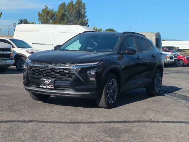 Used 2025 Chevrolet Trax LT FWD image 4