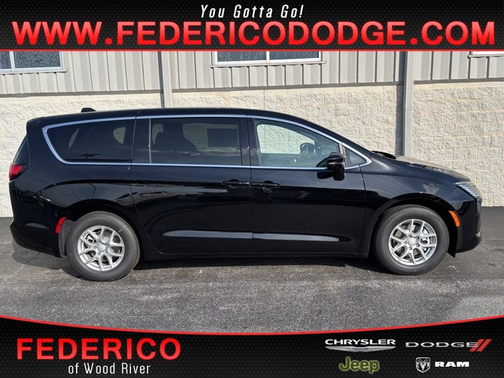 Used 2027 Chrysler Pacifica Select w/ Family Tech Group FWD image 1