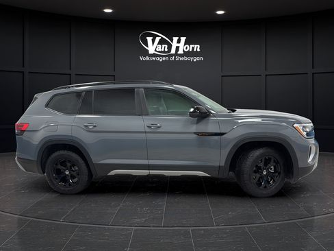 Used 2025 Volkswagen Atlas Peak Edition SE AWD/4WD image 8