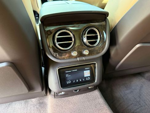 Used 2022 Bentley Bentayga image 33