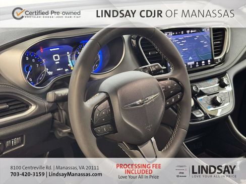Certified 2025 Chrysler Pacifica Limited FWD image 11
