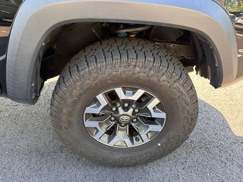 Used 2019 Toyota Tacoma TRD Off-Road w/ Technology Package AWD/4WD image 15