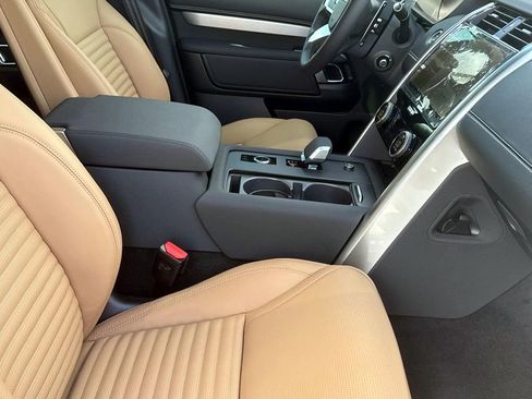 Used 2025 Land Rover Discovery Dynamic SE AWD/4WD image 8