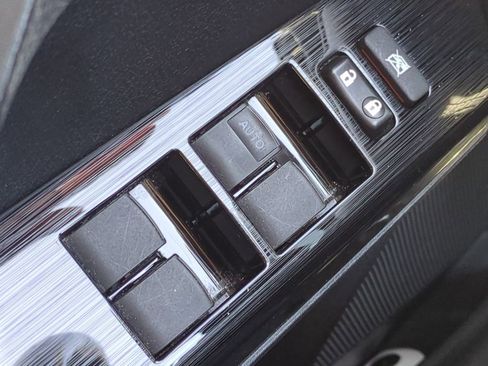 Used 2018 Toyota RAV4 Limited image 32