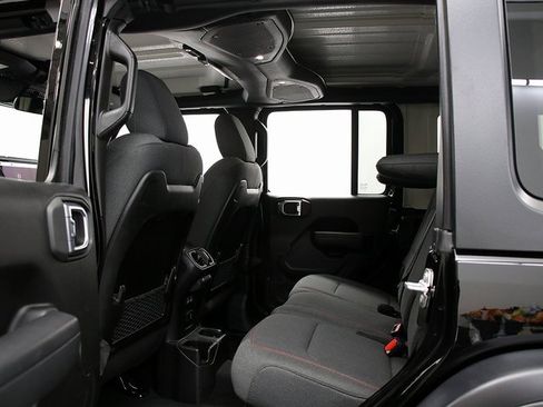 Used 2025 Jeep Wrangler Unlimited Rubicon image 12