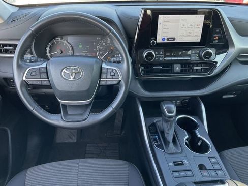 Used 2024 Toyota Highlander LE image 11