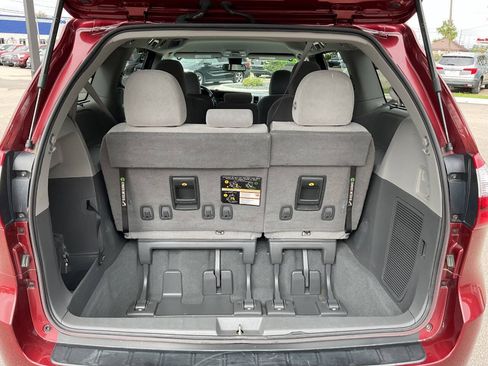 Used 2020 Toyota Sienna LE w/ LE Preferred Package FWD image 37