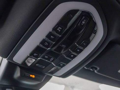 Certified 2026 Porsche Macan AWD/4WD image 28