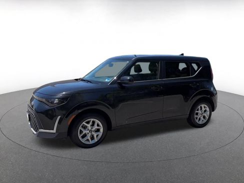 Used 2025 Kia Soul LX w/ LX Technology Package FWD image 6