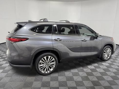 Used 2023 Toyota Highlander Platinum AWD/4WD image 8