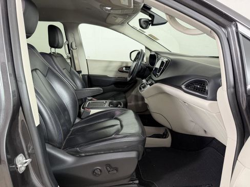 Used 2018 Chrysler Pacifica Touring-L Plus w/ Tire & Wheel Group FWD image 15