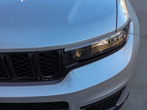 New 2025 Jeep Grand Cherokee L Altitude image 10