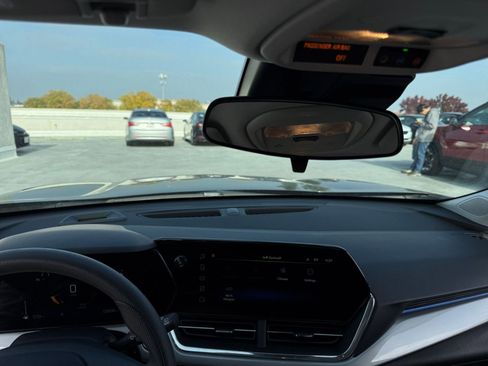 Used 2025 Chevrolet Trax LT image 32