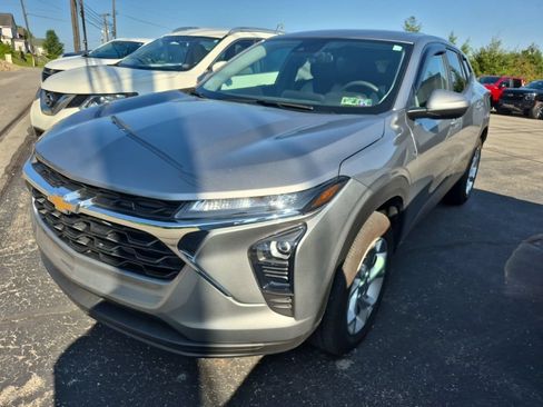 Used 2025 Chevrolet Trax LS w/ LS Convenience Package FWD image 3