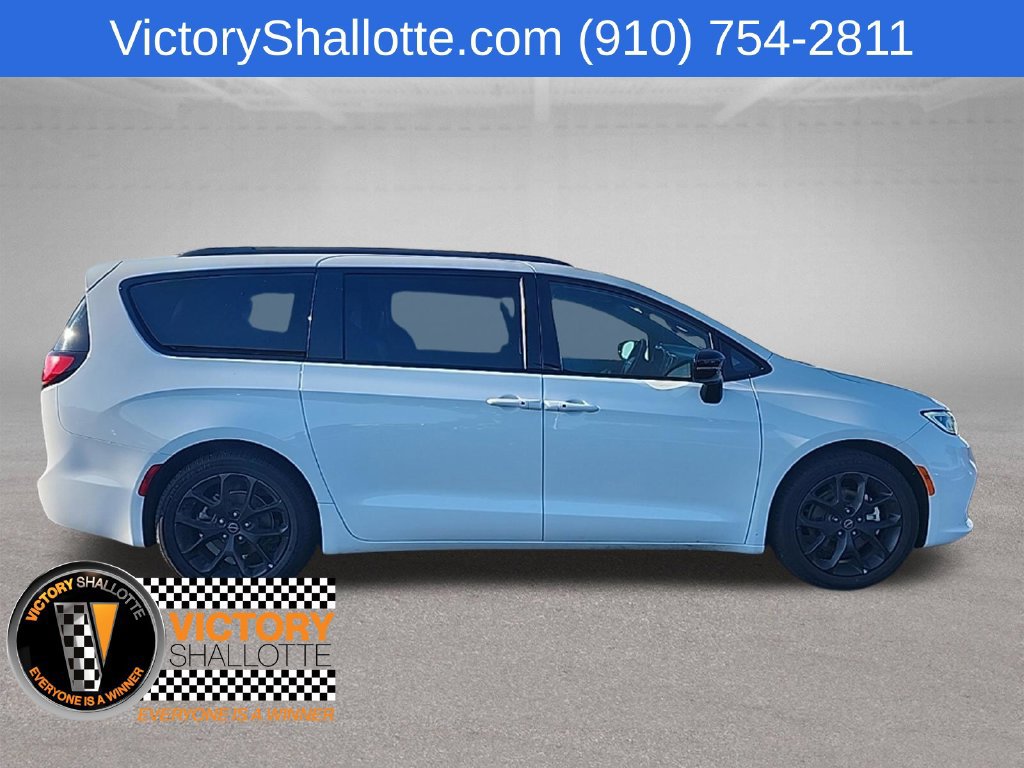 Used 2025 Chrysler Pacifica Limited FWD image 33