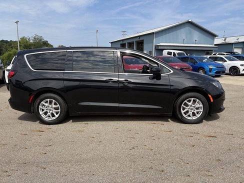 Used 2023 Chrysler Voyager LX FWD image 6