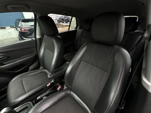 Used 2019 Chevrolet Trax LT w/ LT Convenience Package image 12