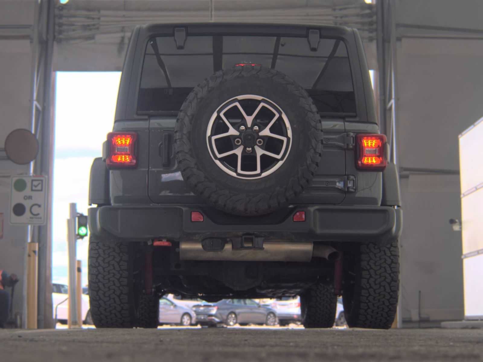 Used 2025 Jeep Wrangler Unlimited Rubicon w/ Convenience Group AWD/4WD image 9