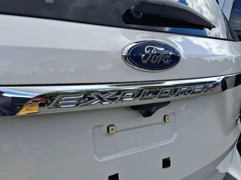 Used 2019 Ford Explorer XLT w/ Equipment Group 202A AWD/4WD image 5