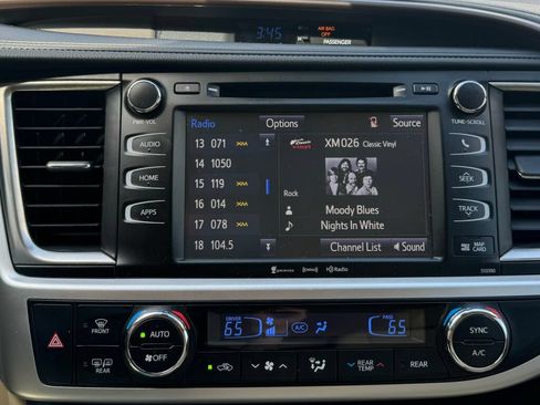 Used 2019 Toyota Highlander XLE AWD/4WD image 31