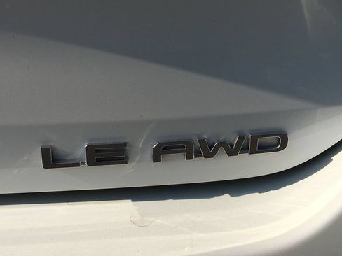 Used 2020 Toyota Highlander LE AWD/4WD image 6
